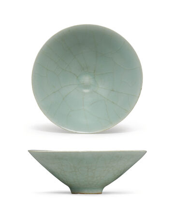 A Longquan Celadon Crackle-Glazed Conical Bowl