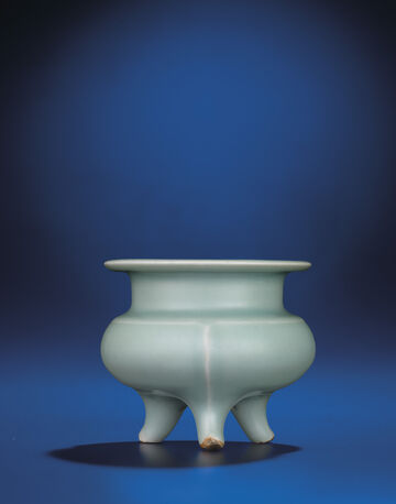 A Longquan Celadon Tripod Censer