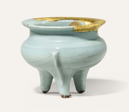 A Longquan Celadon Tripod Censer