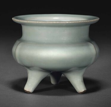 A Longquan Celadon Tripod Censer