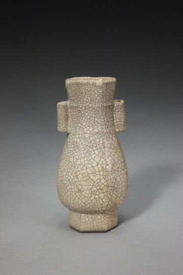 哥窑米黄釉贯耳瓶　