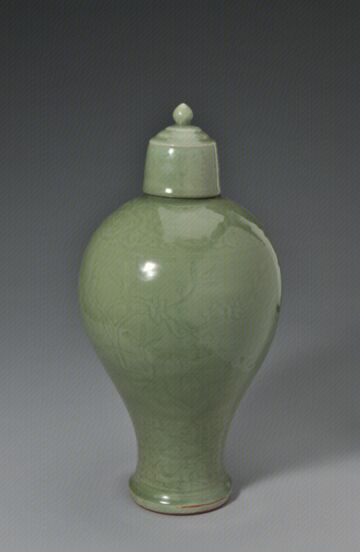 青釉暗划竹桃纹带盖梅瓶