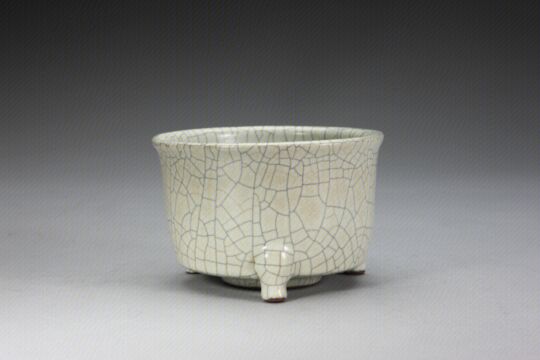 哥窑青釉三足筒式炉　