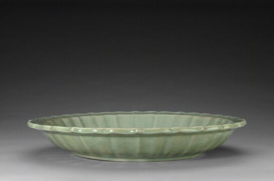 青釉刻枇杷纹盘