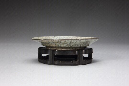 哥窑青釉葵口盘