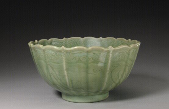 青釉刻花山水图碗