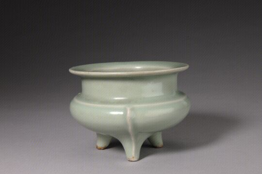 青釉出戟三足炉