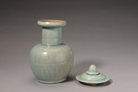 青釉刻划花卉纹盖瓶