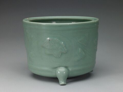 青釉凸雕缠枝芙蓉纹三足炉