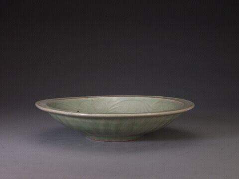 青釉凸雕云龙纹折沿盘