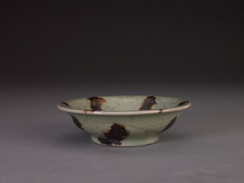 青釉褐斑划花碟