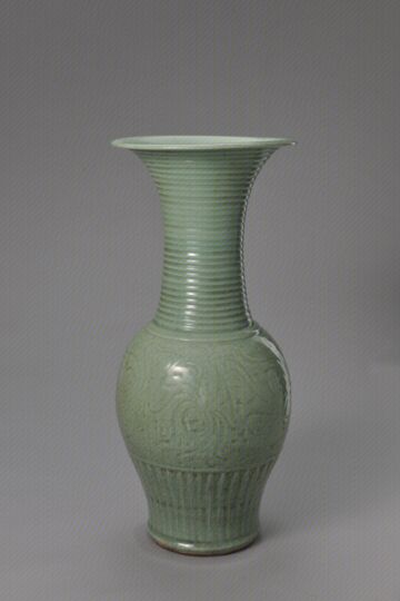 青釉划花缠枝花纹凤尾尊