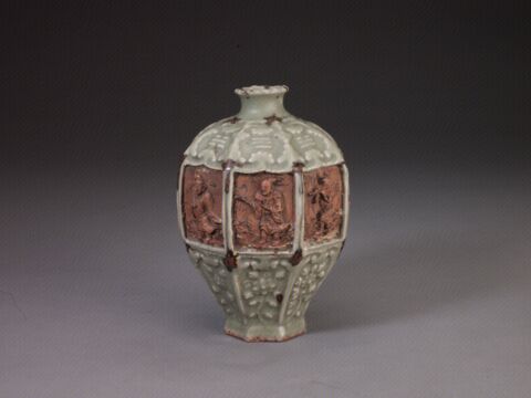 青釉褐斑露胎塑贴八仙人物图八棱梅瓶