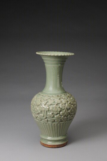 青釉凸雕缠枝莲纹瓶