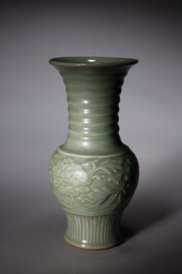 青釉凸花缠枝莲纹凤尾尊