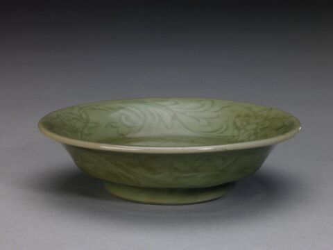 青釉划花香草纹盘