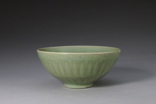 青釉刻缠枝花纹铙式碗