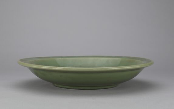 青釉划花折沿盘