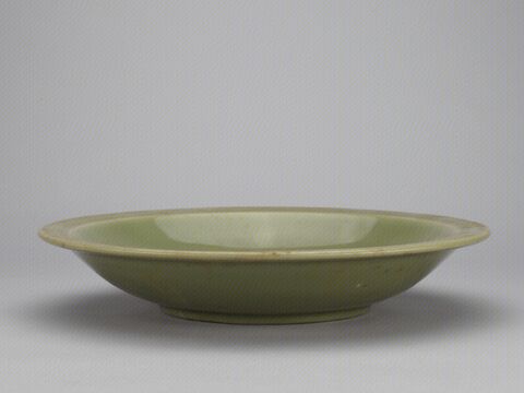 青釉划花折沿盘