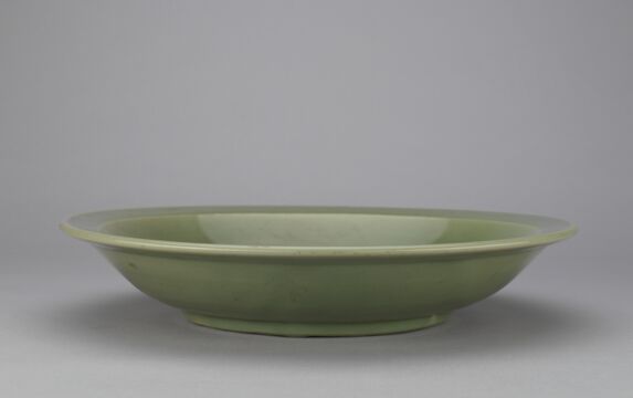 青釉划花折沿盘