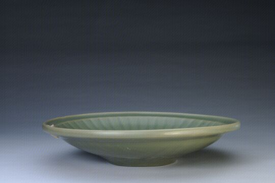 青釉暗划花卉纹菊瓣盘