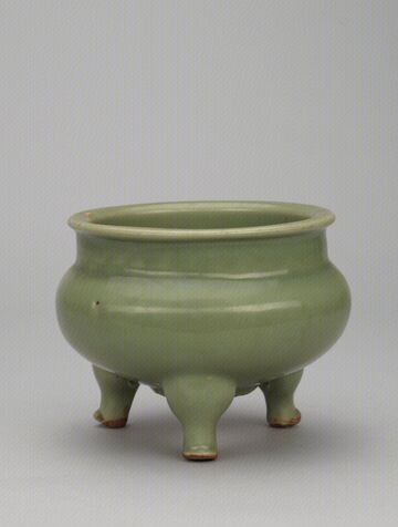 青釉三足炉