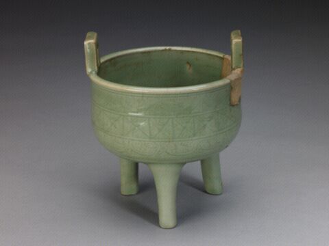 青釉划花几何纹双耳三足炉