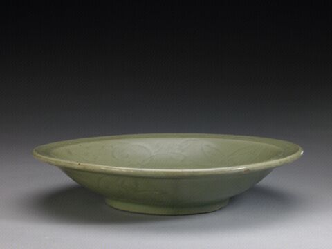 青釉划花缠枝莲纹折沿盘