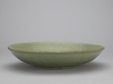 青釉划花缠枝莲纹盘