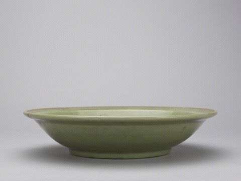 青釉划花折沿盘