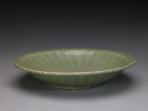 青釉刻花菱花式盘