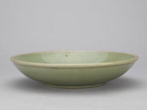 青釉凸花折枝花纹盘