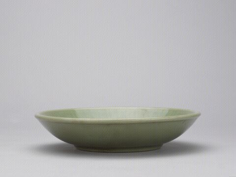 青釉刻划花卉纹菊瓣式盘