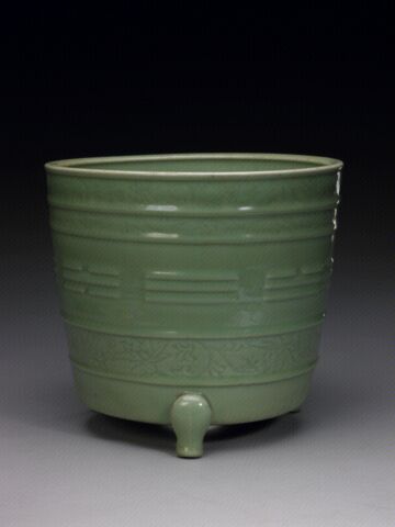 青釉凸雕八卦纹三足筒式炉