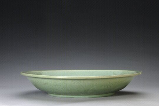 青釉划花缠枝莲纹盘