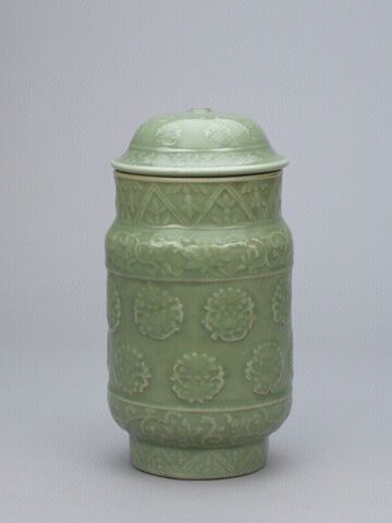 青釉凸雕团莲纹盖罐