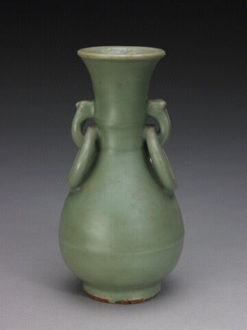 青釉刻弦纹环耳瓶