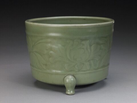 青釉刻折枝花卉纹三足炉