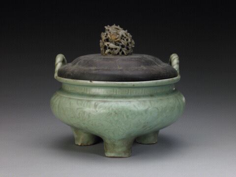 青釉刻花绳耳三足炉
