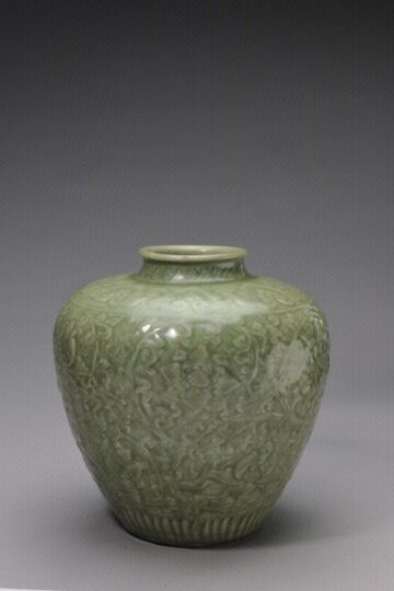青釉凸雕缠枝花纹罐