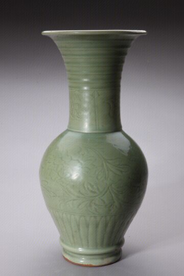 青釉暗划缠枝莲纹凤尾尊