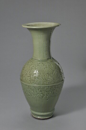 青釉凸花缠枝莲纹凤尾尊