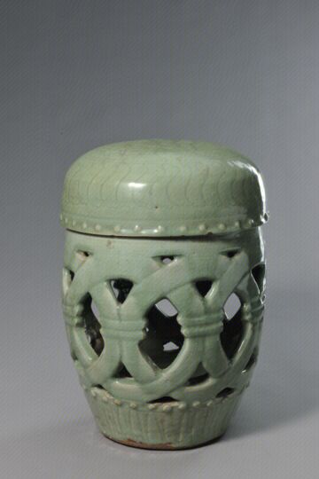 青釉镂孔绣墩