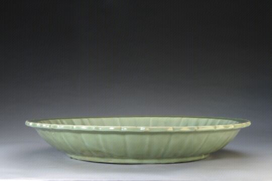 青釉菱花式盘