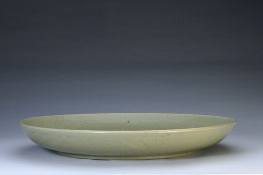 青釉暗划花卉纹盘