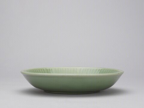 青釉刻划朵花纹菊瓣盘