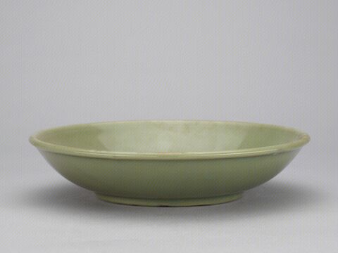 青釉刻划朵花纹盘