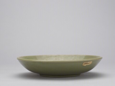 青釉刻划朵花纹盘