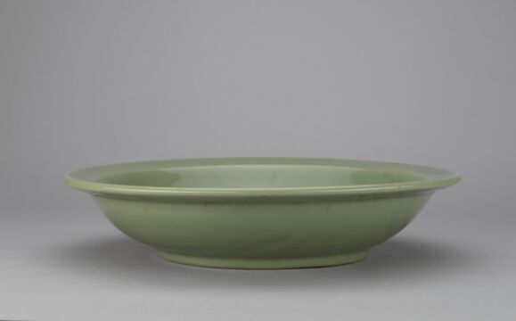 青釉划花折沿盘