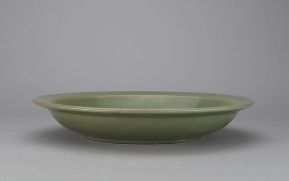 青釉划花折沿盘